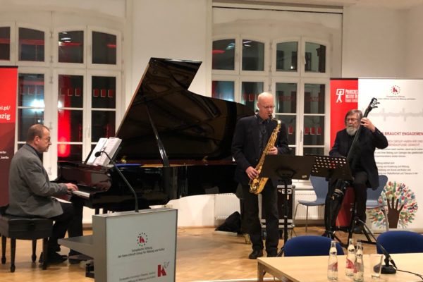 18. März 2022 Konzert und Lesung im Haus Markt 10 mit Elmar Schenkel und Reinhard Bohse sowie dem SUM II Trio
Foto: Rahn Forum